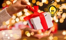 mani che spacchettano un pacco regalo con lampadina idea